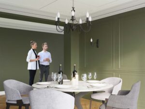 Miniaturka 10 - Elegancka jadalnia z czarnym żyrandolem wieloramiennym