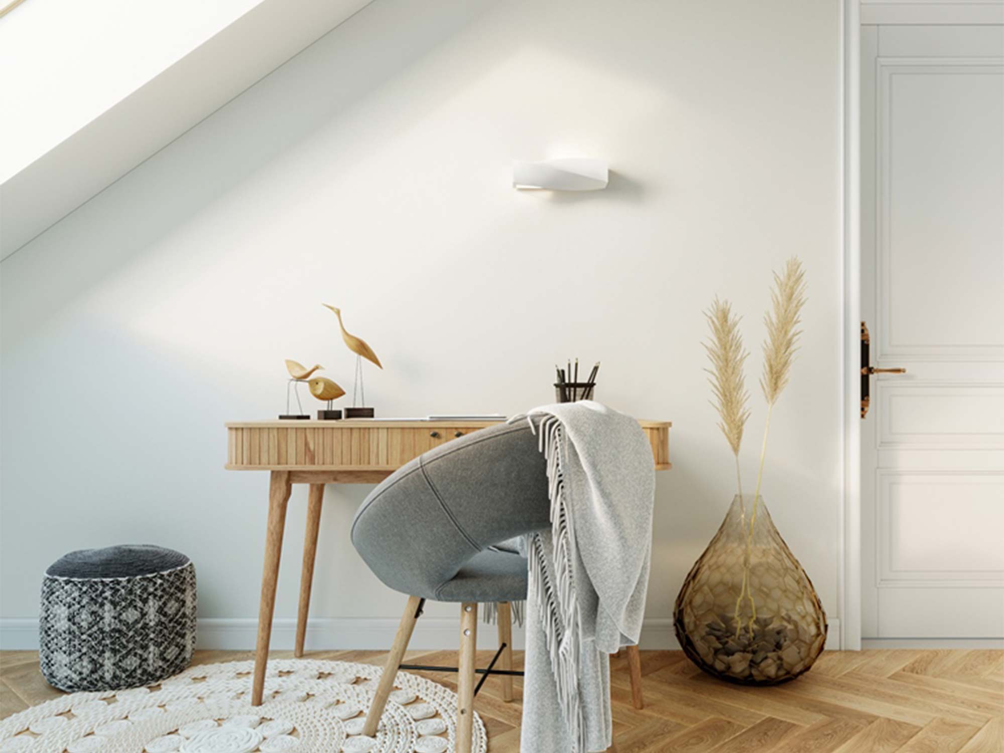 Skandynawski biały kinkiet nad biurkiem z naturalnym drewnem Skandynawski biały kinkiet nad biurkiem z naturalnym drewnem