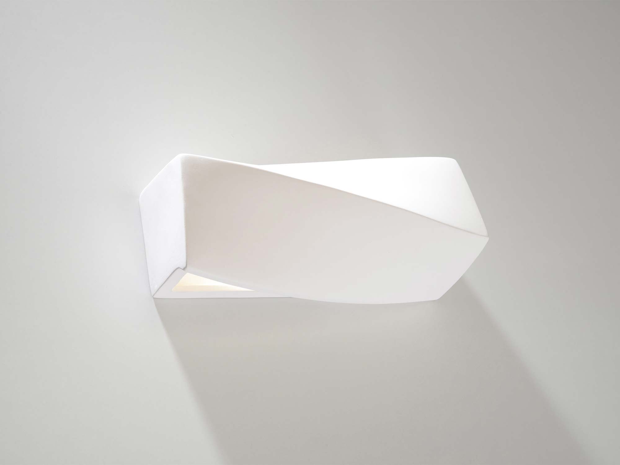 Elegancki biały kinkiet w stylu organicznym – minimalistyczna ściana Elegancki biały kinkiet w stylu organicznym – minimalistyczna ściana