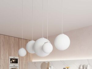 Miniaturka 4 - Elegancka kuchnia z białymi lampami kulami różnych rozmiarów