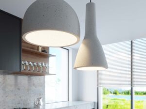 Miniaturka 5 - Zbliżenie dwóch betonowych lamp wiszących nad barem kuchennym