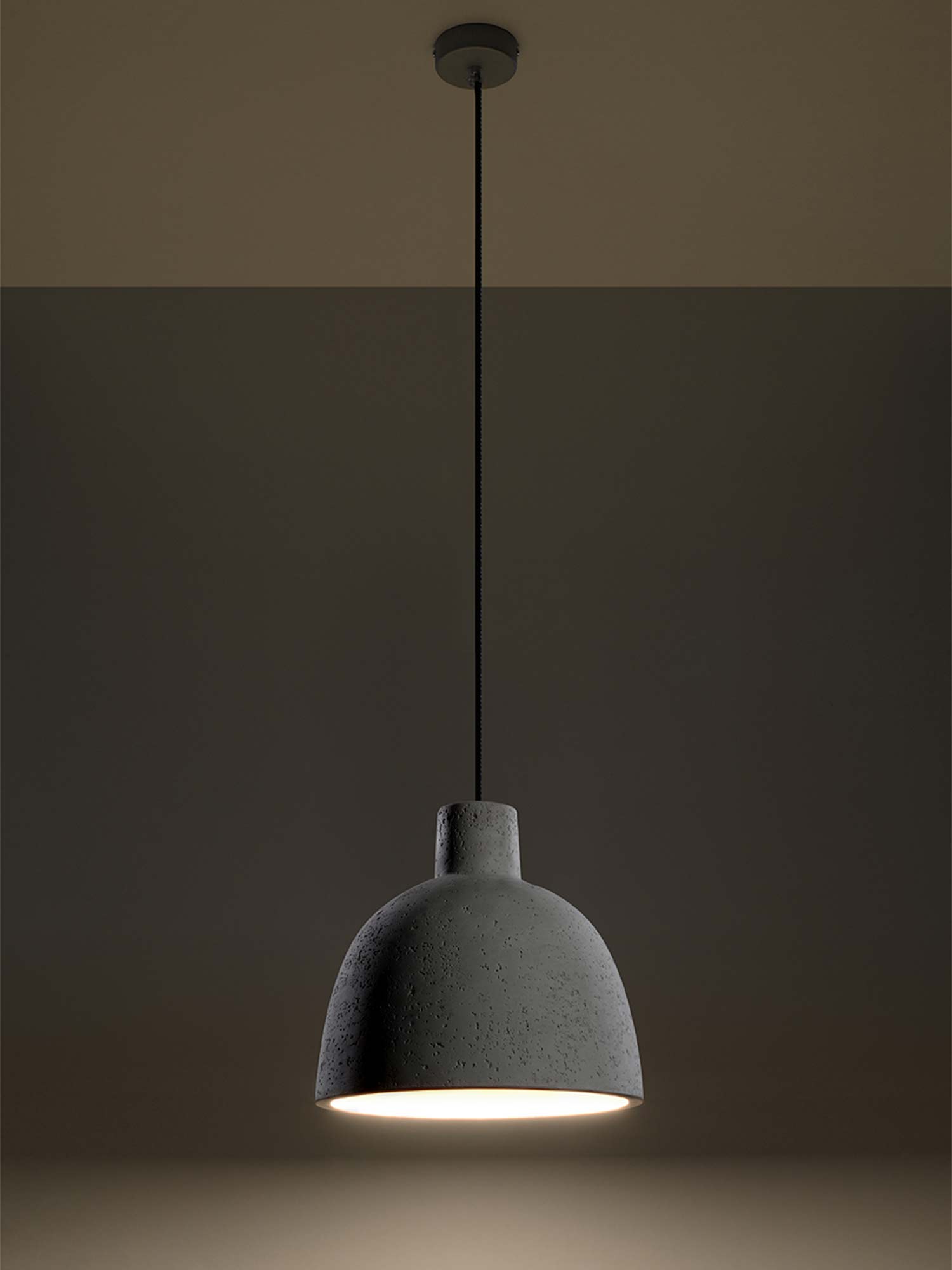 Ciemnoszara lampa wisząca w kształcie kopuły – nowoczesna aranżacja Ciemnoszara lampa wisząca w kształcie kopuły – nowoczesna aranżacja