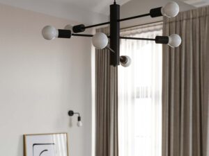 Miniaturka 4 - Lampa sufitowa czarna w przestronnym salonie z dużym oknem