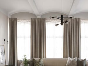 Miniaturka 3 - Lampa wisząca z ramionami i kulistymi żarówkami – salon w stylu glamour