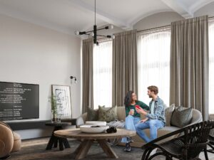 Miniaturka 4 - Lampa sufitowa z kulistymi żarówkami w przestronnym salonie