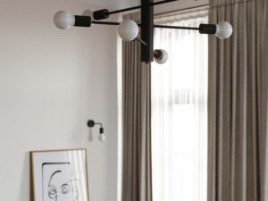 Miniaturka 5 - Nowoczesny żyrandol z sześcioma żarówkami w eleganckim salonie