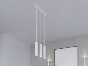 Miniaturka 12 - Zbliżenie trzech białych lamp tub na listwie sufitowej