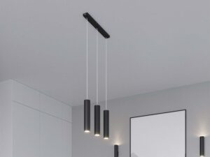 Miniaturka 9 - Zbliżenie czterech czarnych lamp tub na listwie sufitowej