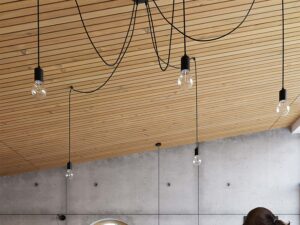 Miniatura 4 - Závěsná lampa z przewodami na sufit dřevěný – industriální styl