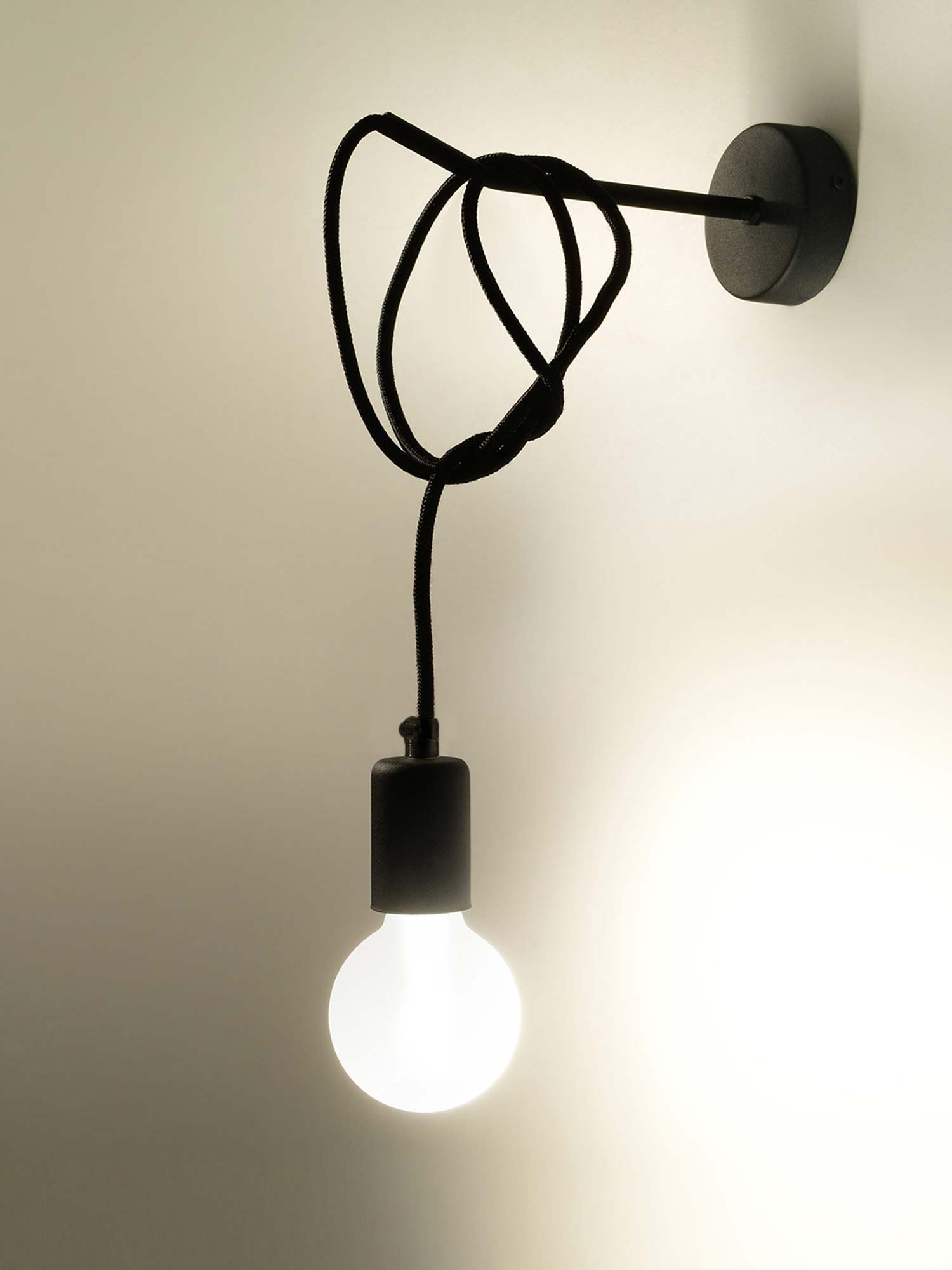 Industrialna oprawa kinkietowa z czarnym przewodem i żarówką Industrialna oprawa kinkietowa z czarnym przewodem i żarówką