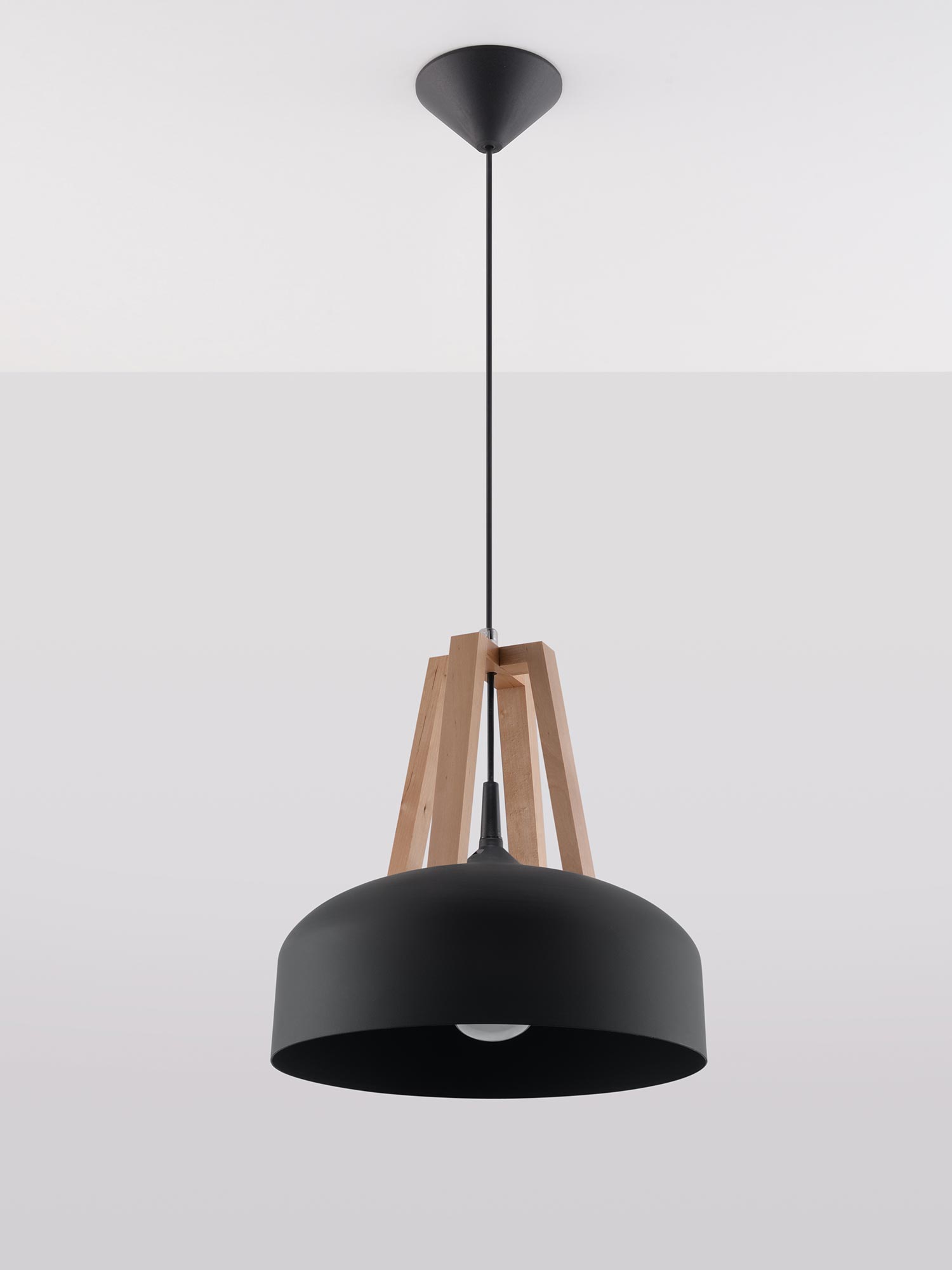 Lampa wisząca z czarnym kloszem w stylu loftowym do jadalni Lampa wisząca z czarnym kloszem w stylu loftowym do jadalni