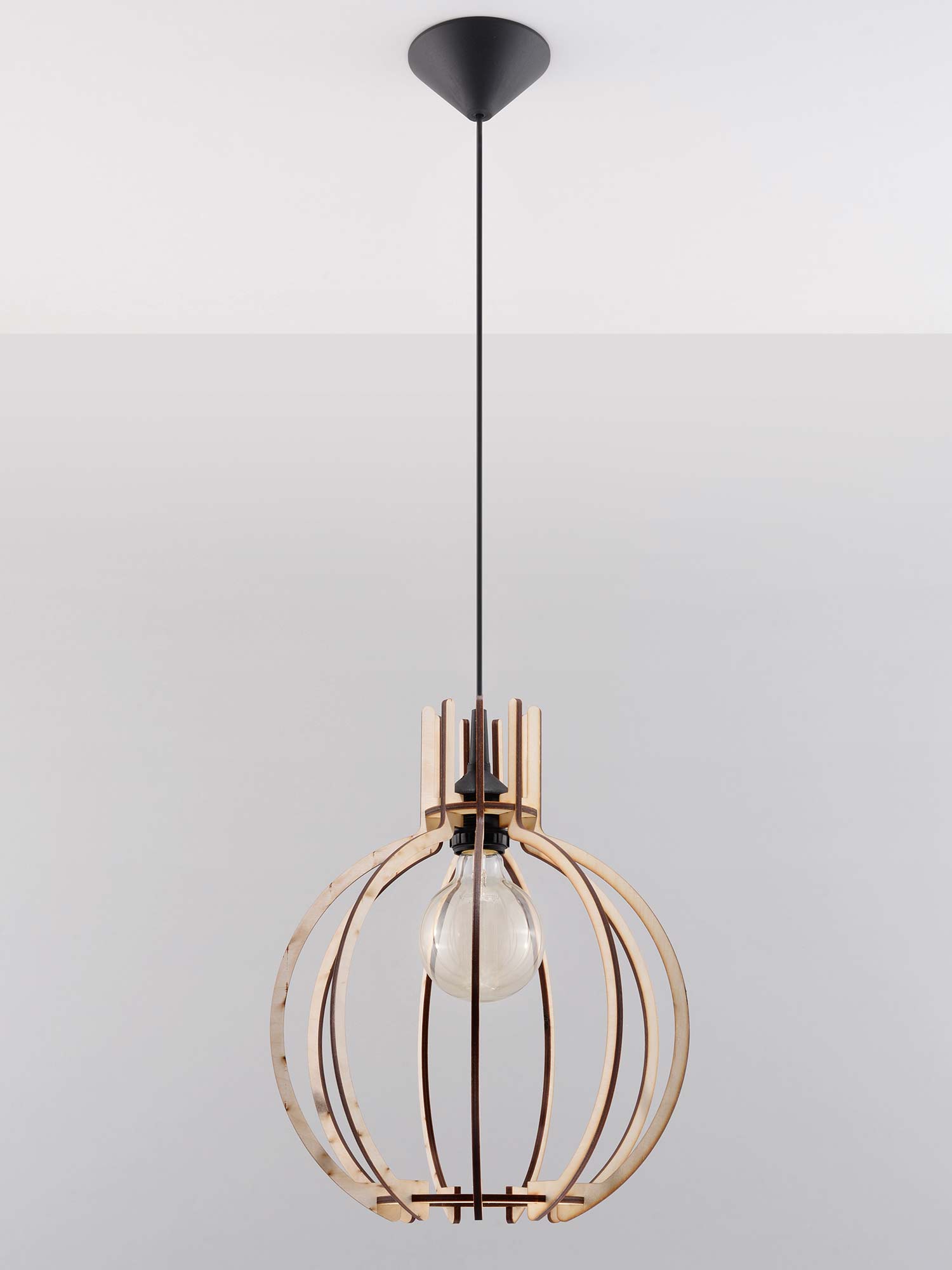 Lampa z metalowym kloszem w kształcie kuli – światło punktowe Lampa z metalowym kloszem w kształcie kuli – światło punktowe