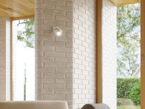 Miniaturka 11 - Reflektor LED biały zamontowany na ceglanej ścianie w salonie