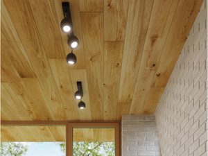 Miniaturka 4 - Czarna lampa LED z reflektorami na tle drewnianego sufitu