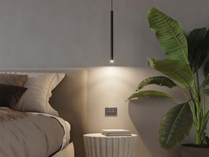 Miniatura 9 - Detail na černou svislou lampu nástěnnou v minimalistycznej ložnice