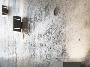 Miniaturka 9 - Czarny kinkiet na betonowej ścianie przy schodach w stylu loftowym