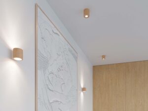 Miniaturka 3 - Widok lamp w drewnianej obudowie zamontowanych przy suficie