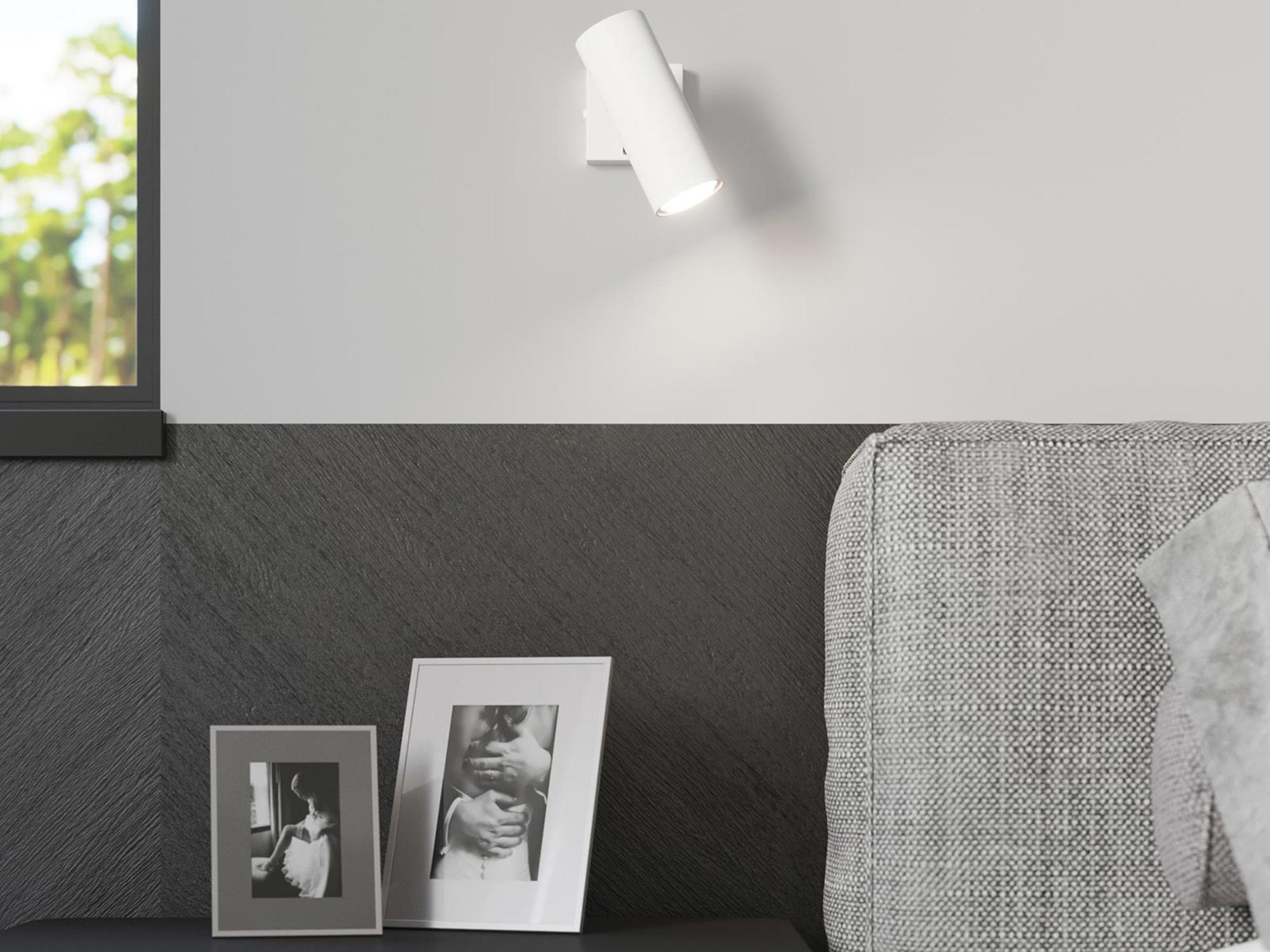 Biały kinkiet LED punktowy nad szarą kanapą, montaż ścienny Biały kinkiet LED punktowy nad szarą kanapą, montaż ścienny