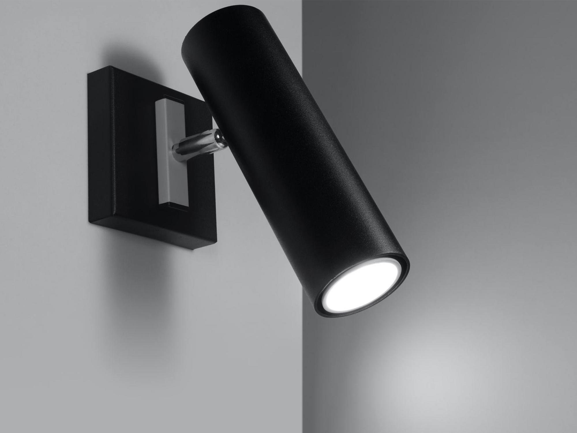 Pojedynczy kinkiet LED z czarnym cylindrycznym reflektorem Pojedynczy kinkiet LED z czarnym cylindrycznym reflektorem