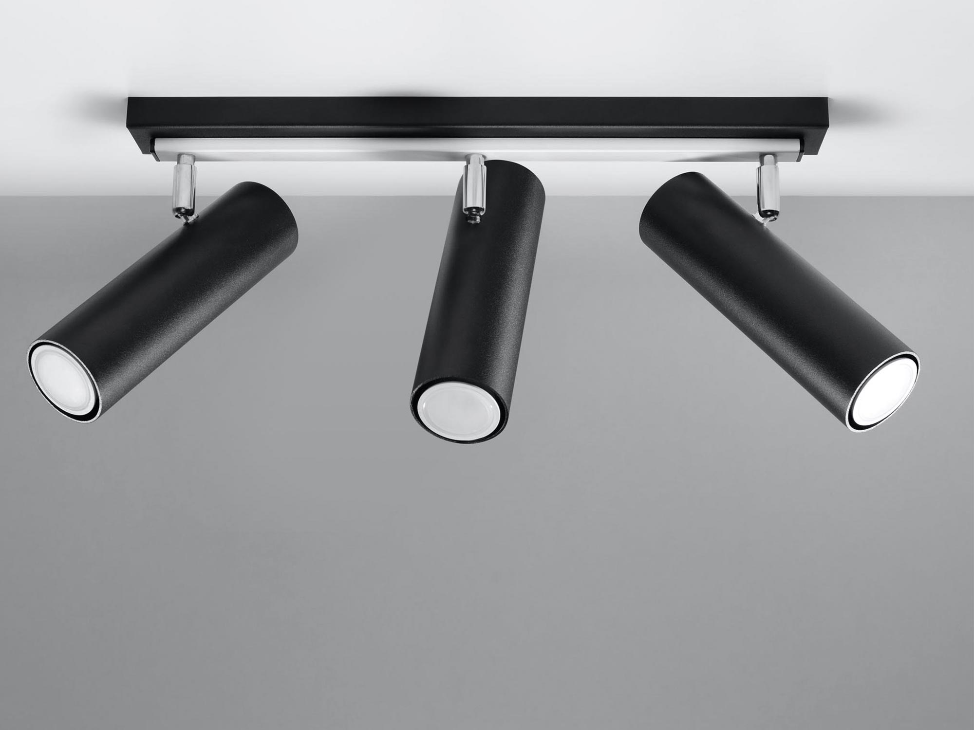 Lampa sufitowa LED czarna z trzema białymi reflektorami Lampa sufitowa LED czarna z trzema białymi reflektorami