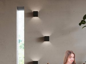 Miniatura 7 - Aranžmá obývacího pokoje s černými kinkietami LED u stěně z betonu