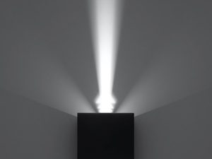 Miniatura 3 - Designový LED nástěnné svítidlo v barvě černým s dvojitým odleskem na šedým pozadí