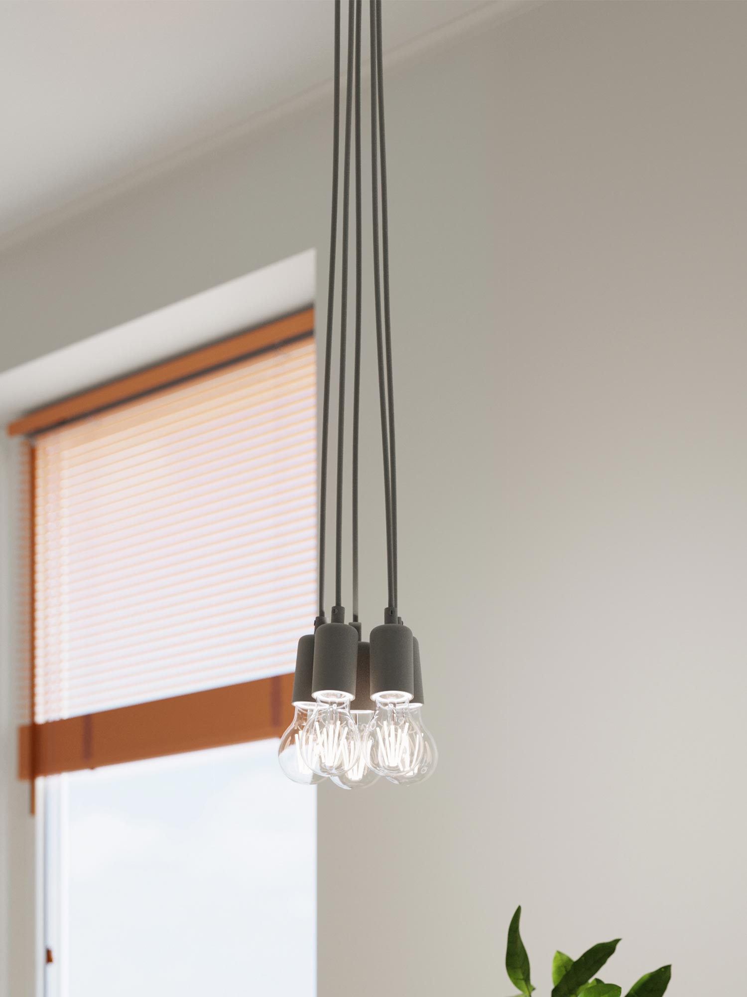 Lampa wisząca z szarymi oprawkami w jasnym wnętrzu jadalni Lampa wisząca z szarymi oprawkami w jasnym wnętrzu jadalni