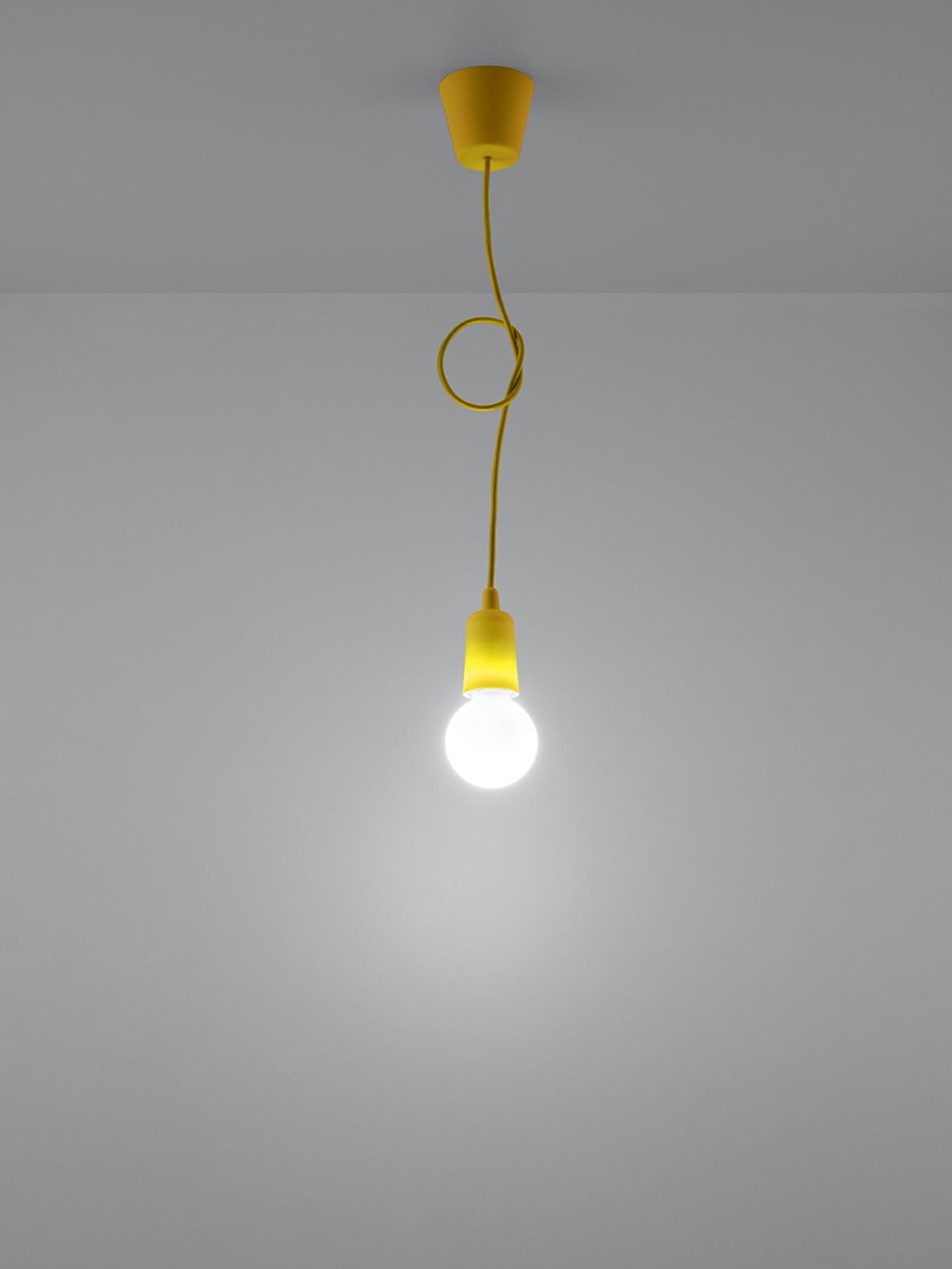 Designerska żółta lampa sufitowa z pojedynczą kulistą żarówką Designerska żółta lampa sufitowa z pojedynczą kulistą żarówką