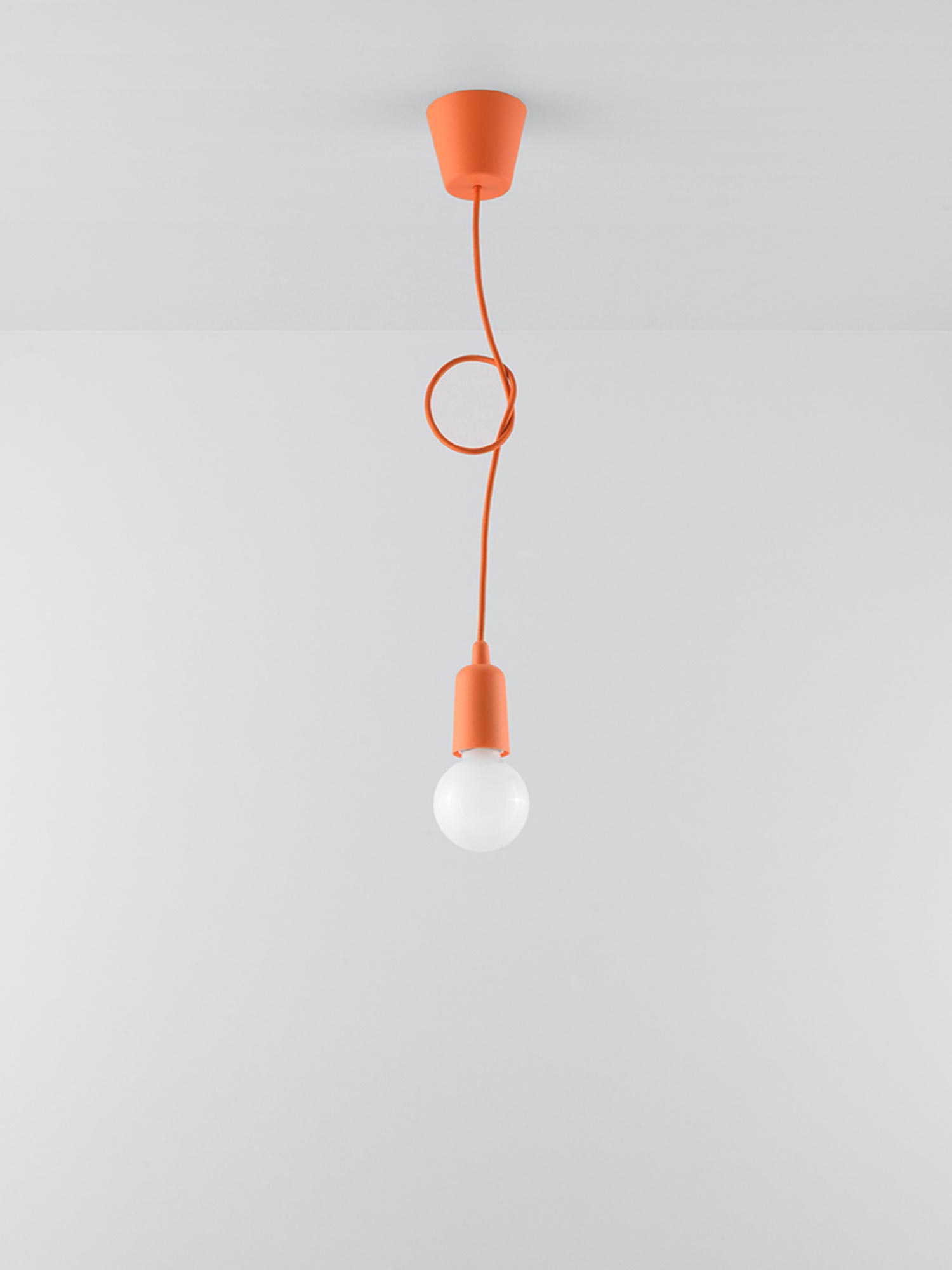 Lampa sufitowa z jednym czerwonym kablem i białą żarówką LED Lampa sufitowa z jednym czerwonym kablem i białą żarówką LED