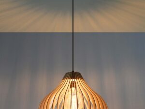 Miniaturka 2 - Lampa wisząca w kształcie gruszki z drewna – cień światła na suficie