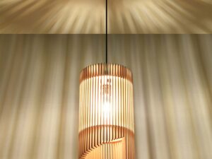 Miniaturka 2 - Detal lampy wiszącej z giętego drewna – organiczna forma i lekka konstrukcja
