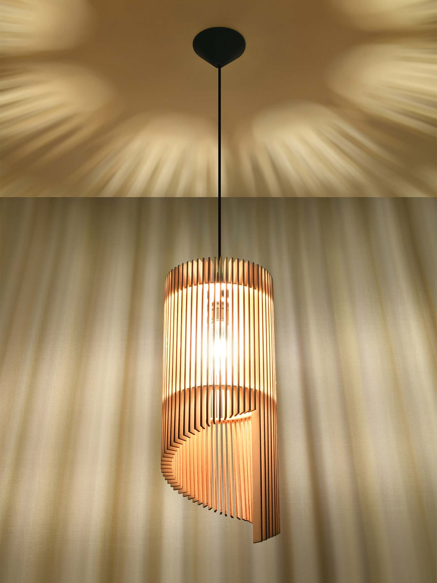 Detal lampy wiszącej z giętego drewna – organiczna forma i lekka konstrukcja Detal lampy wiszącej z giętego drewna – organiczna forma i lekka konstrukcja