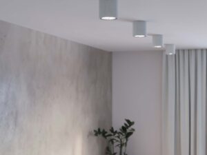 Miniaturka 5 - Betonowe reflektory w salonie z jasnymi ścianami