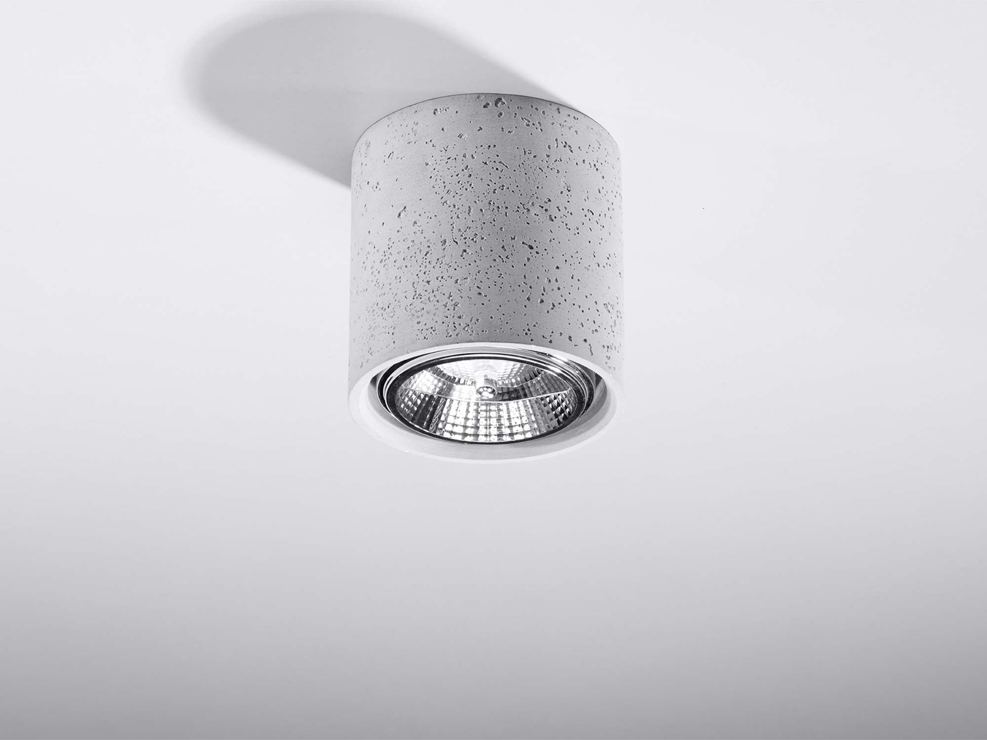 Wisząca lampa z drewnianych listew – styl skandynawski Wisząca lampa z drewnianych listew – styl skandynawski