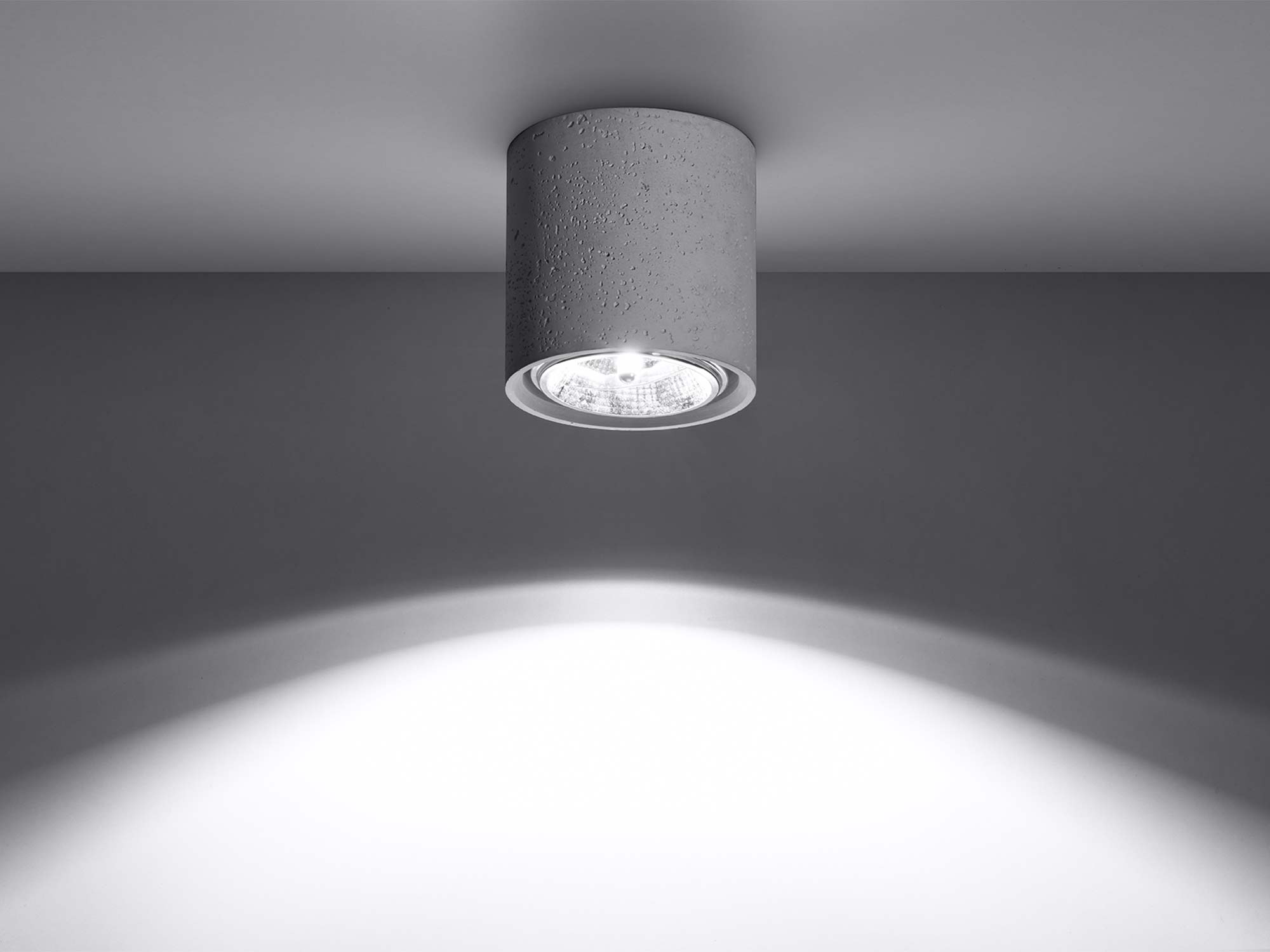 Zbliżenie na oprawę sufitową z betonu w kształcie walca Zbliżenie na oprawę sufitową z betonu w kształcie walca