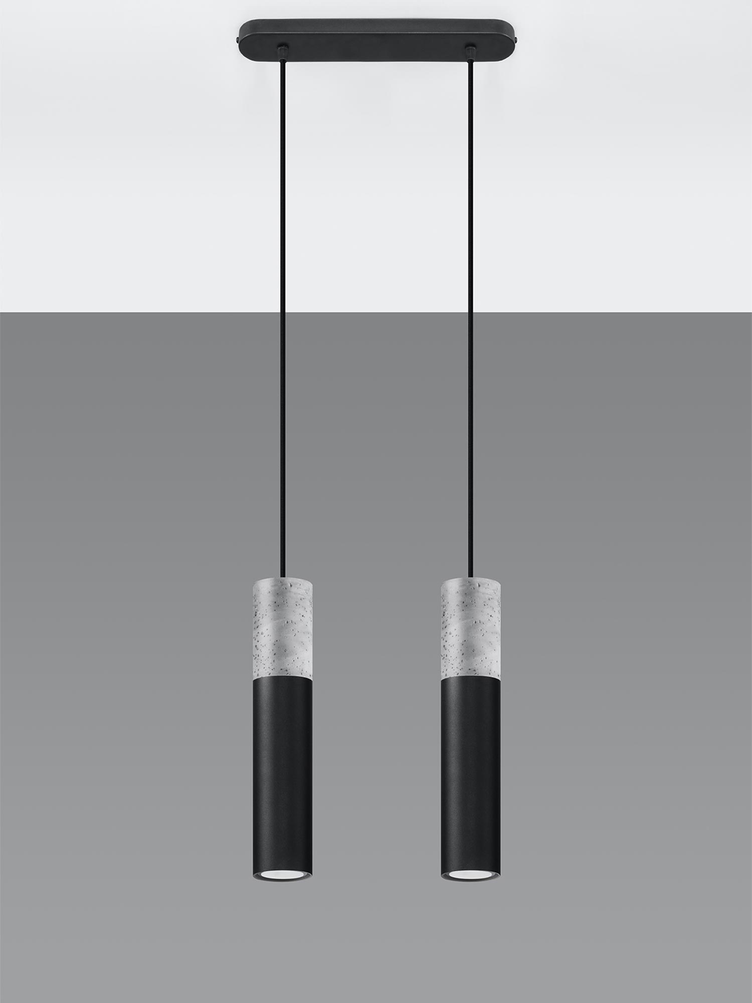 Dwie lampy wiszące: beton i czarny mat na tle białej ściany Dwie lampy wiszące: beton i czarny mat na tle białej ściany