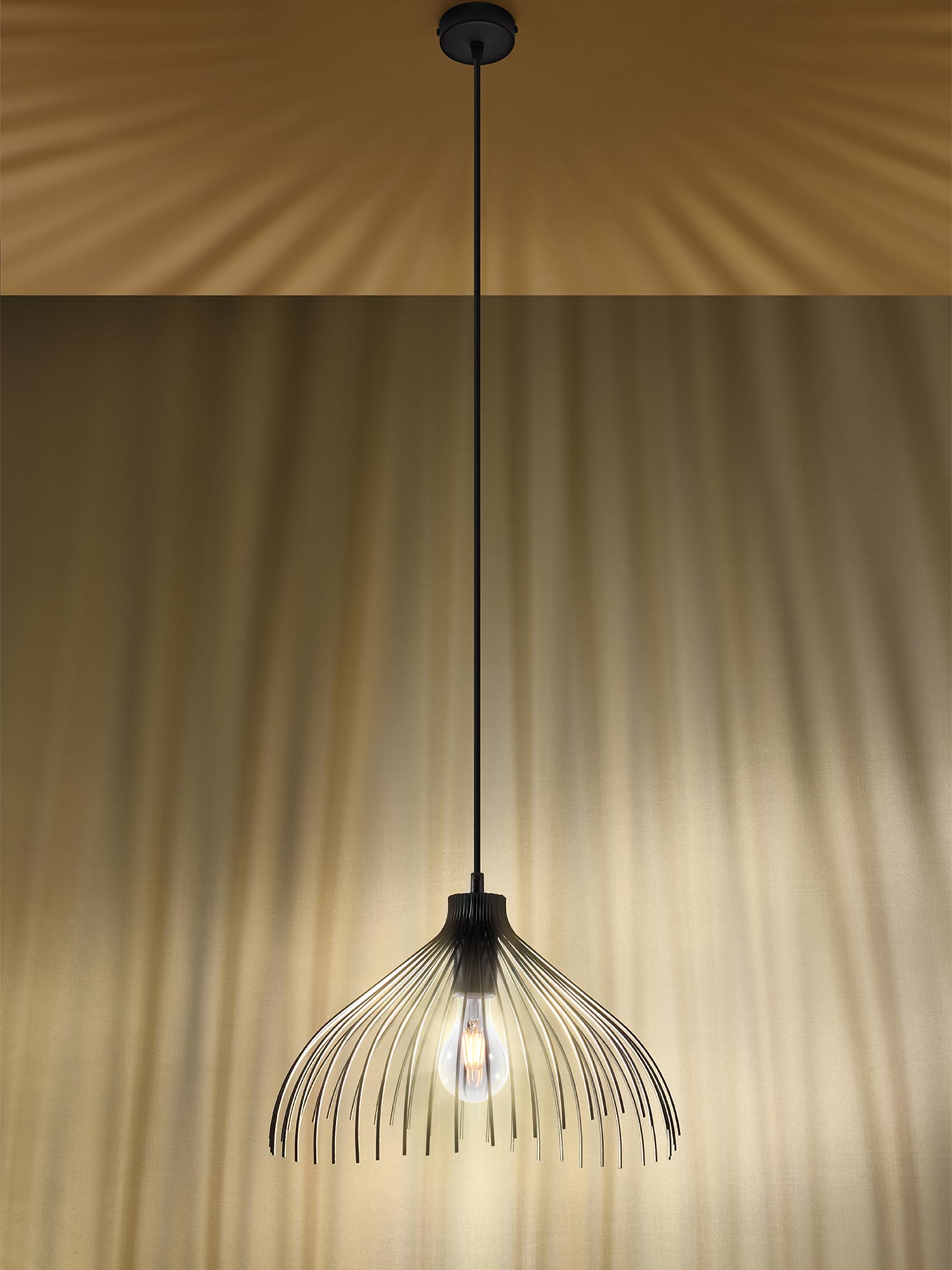 Designerskie lampy wiszące z czarnego metalu w kuchni Designerskie lampy wiszące z czarnego metalu w kuchni