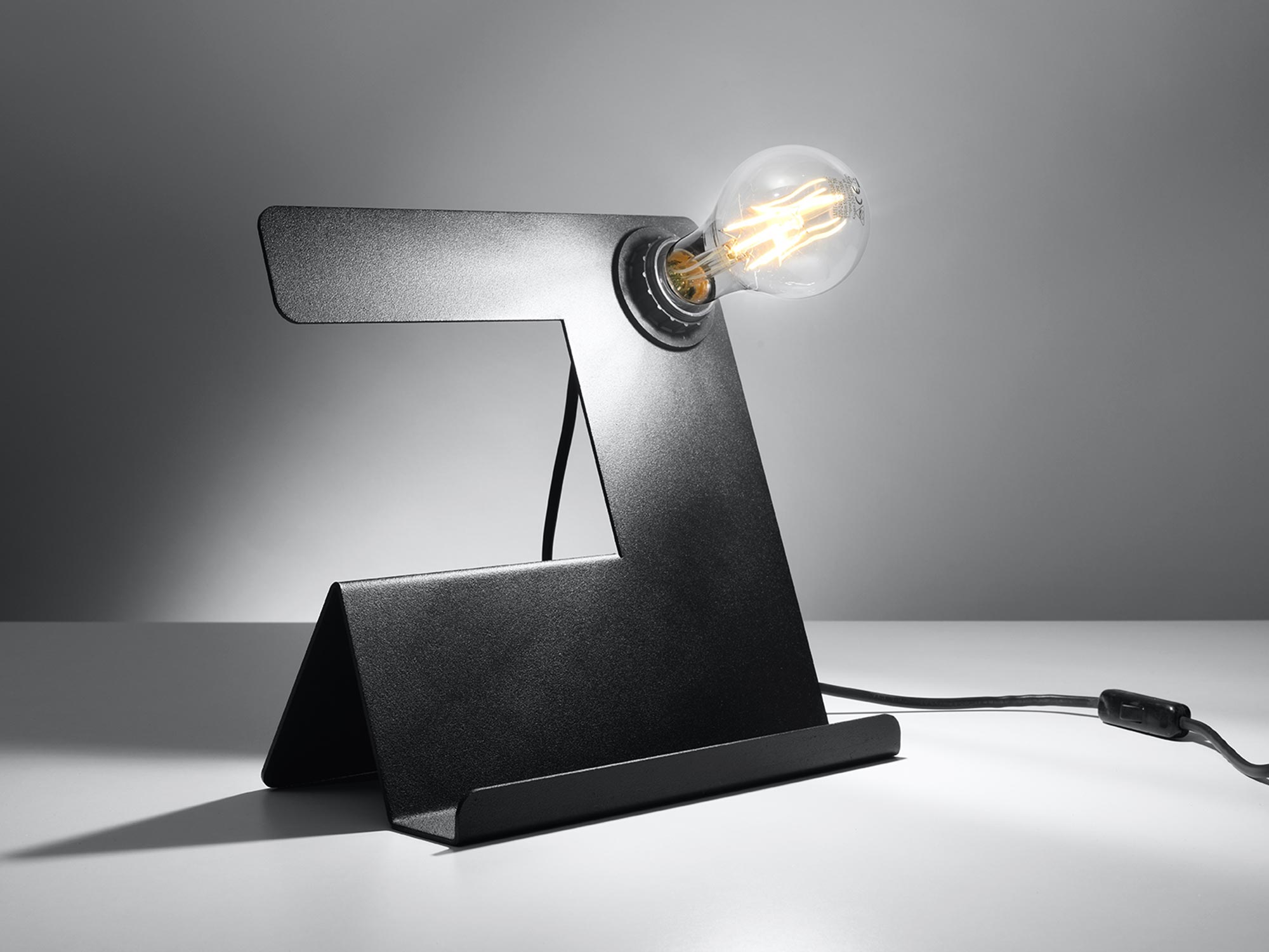 Czarna lampka biurkowa LED z żarówką typu Edison Czarna lampka biurkowa LED z żarówką typu Edison