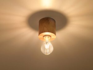 Miniaturka 2 - Drewniana lampa sufitowa z żarówką vintage, widok z boku