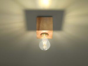 Miniaturka 2 - Lampa sufitowa z drewnianą oprawą rzucająca efektowne światło na sufit