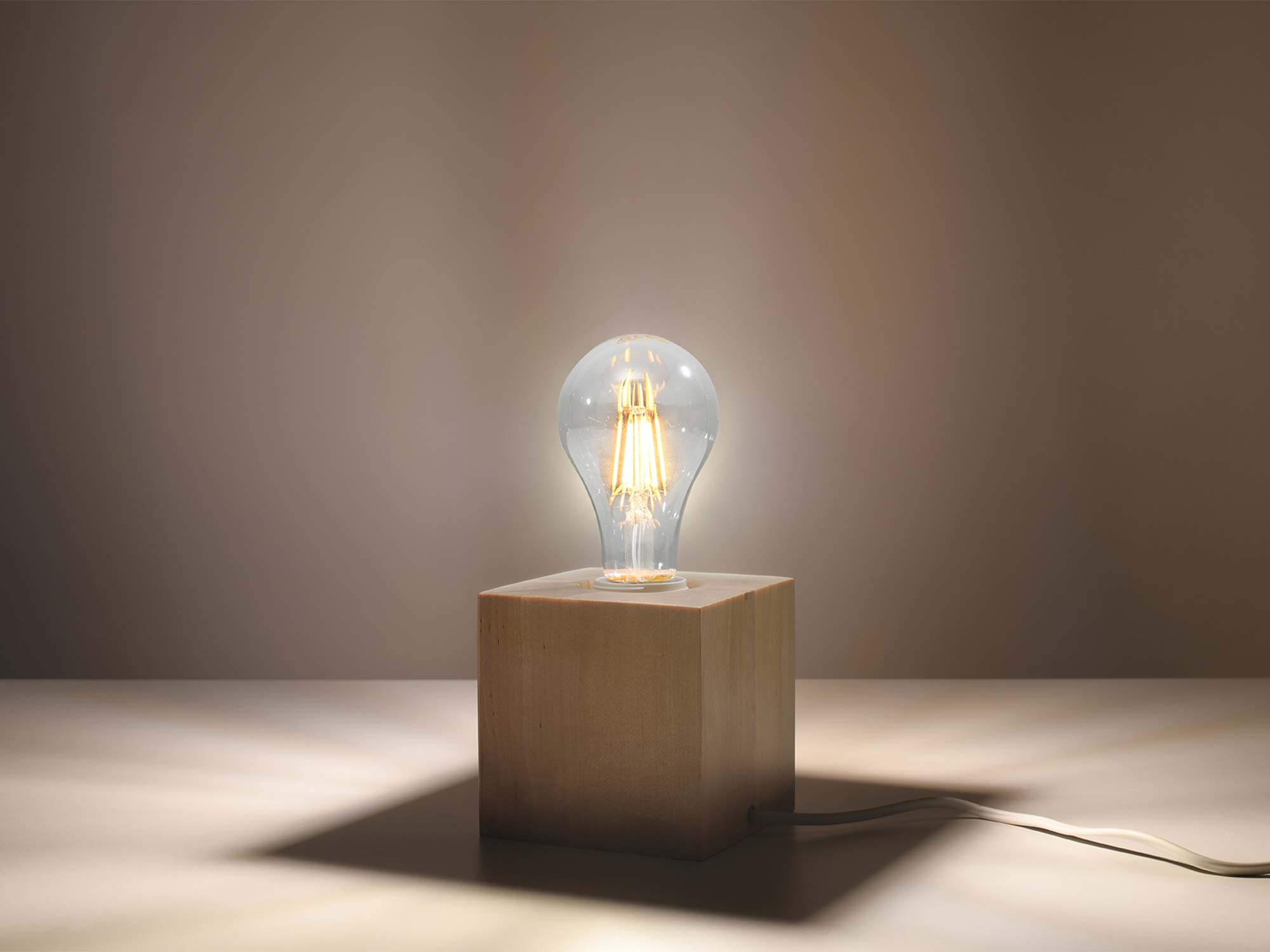 Prosta lampa stołowa z betonowym sześcianem i żarówką Prosta lampa stołowa z betonowym sześcianem i żarówką