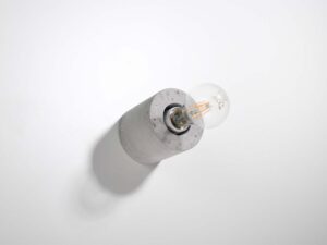 Miniaturka 1 - Widok z góry na lampę stołową z cylindryczną betonową bazą