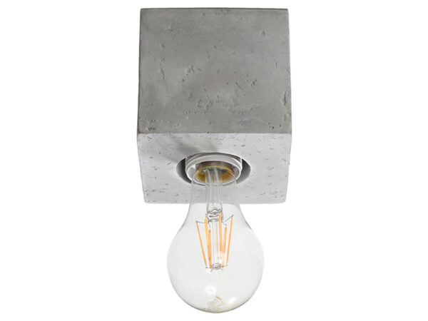 Lampa sufitowa z żarówką LED w szarej kostce z betonu architektonicznego