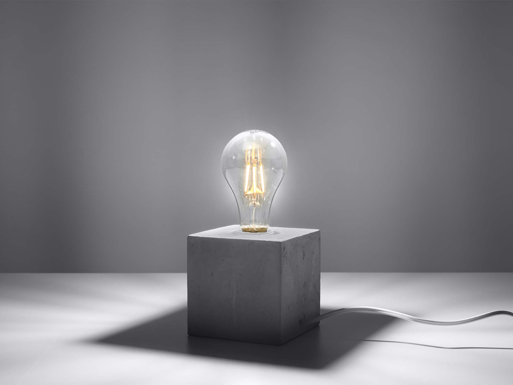 Nowoczesna lampa dekoracyjna z betonową podstawą i żarówką vintage Nowoczesna lampa dekoracyjna z betonową podstawą i żarówką vintage