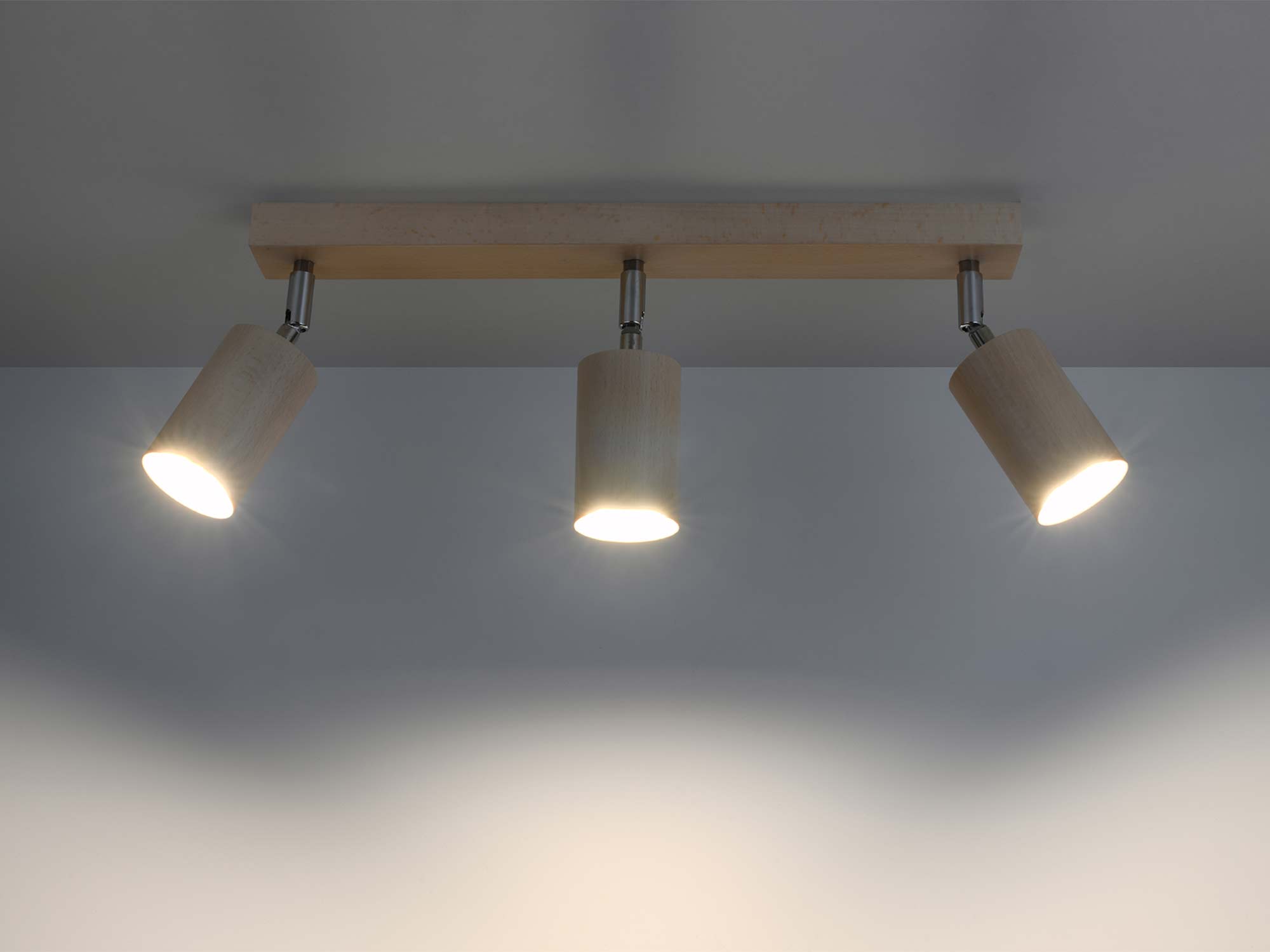 Drewniana oprawa sufitowa z trzema reflektorami kierunkowymi Drewniana oprawa sufitowa z trzema reflektorami kierunkowymi