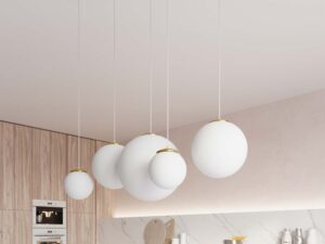 Miniaturka 10 - Elegancka kuchnia z białymi lampami kulami ze złotymi nasadkami