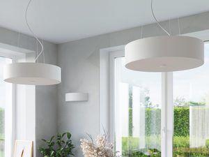 Miniaturka 11 - Biała lampa LED wisząca w jasnym salonie z dużym oknem