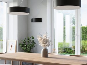 Miniaturka 10 - Okrągła lampa LED wisząca w salonie z białymi ścianami