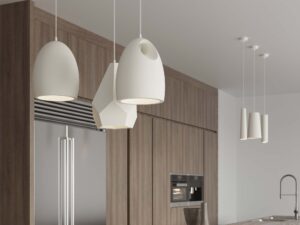 Miniaturka 5 - Aranżacja kuchni z trzema lampami wiszącymi nad wyspą