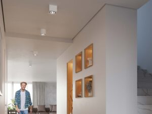 Miniaturka 4 - Salon z wnękami podświetlanymi w ścianie i lampami sufitowymi